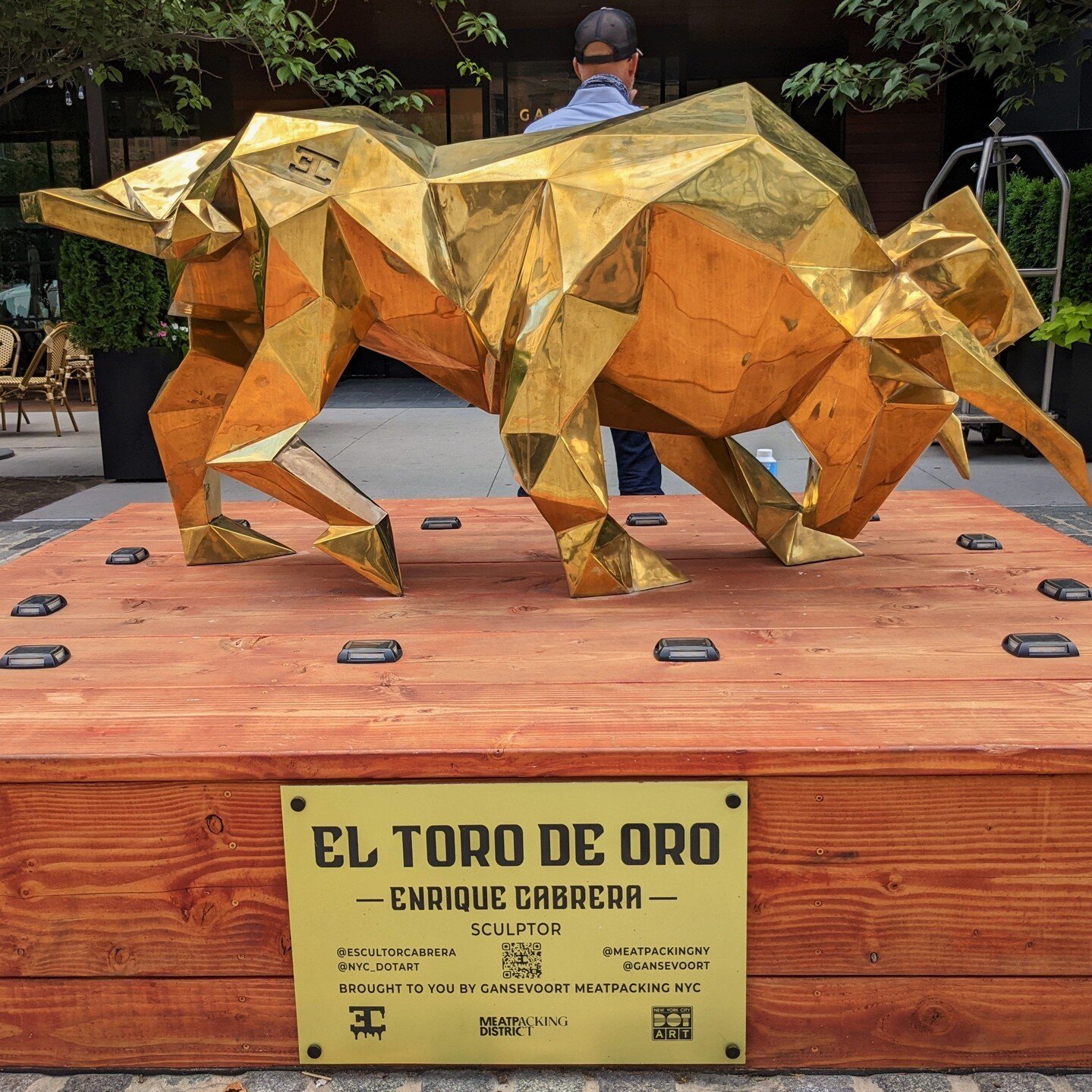 The bronze Charging Bull statue that has come to represent the US stock market has been on display in Manhattan&rsquo;s Financial District since 1989. Nearby, in the @meatpackingny, a brand-new bronze bull sculpture is on view. Mexican sculptor @escu