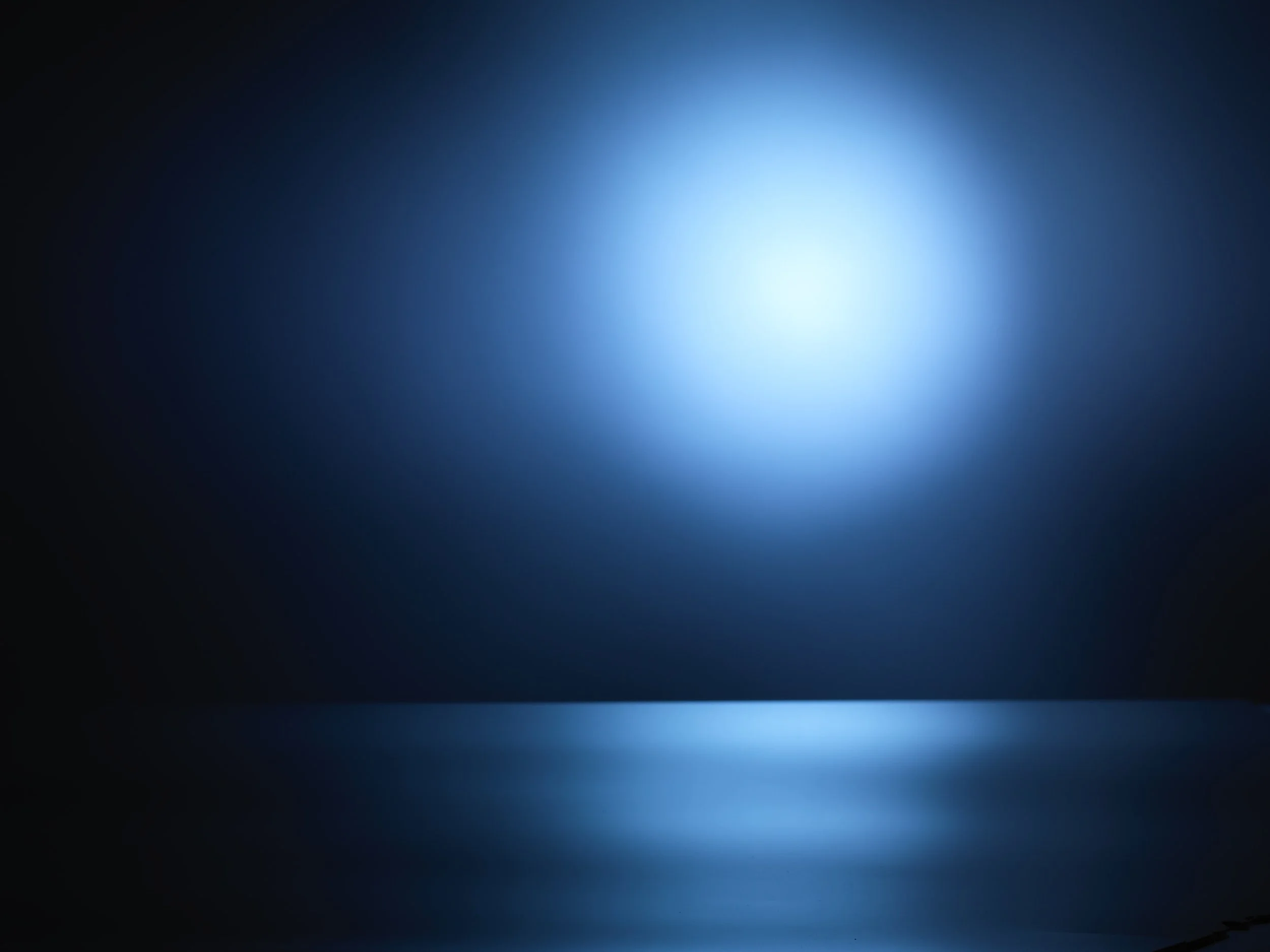 "La Luna en el mar riela" Madrid 2017. Luz spot sobre mesa de metraquilato negro.