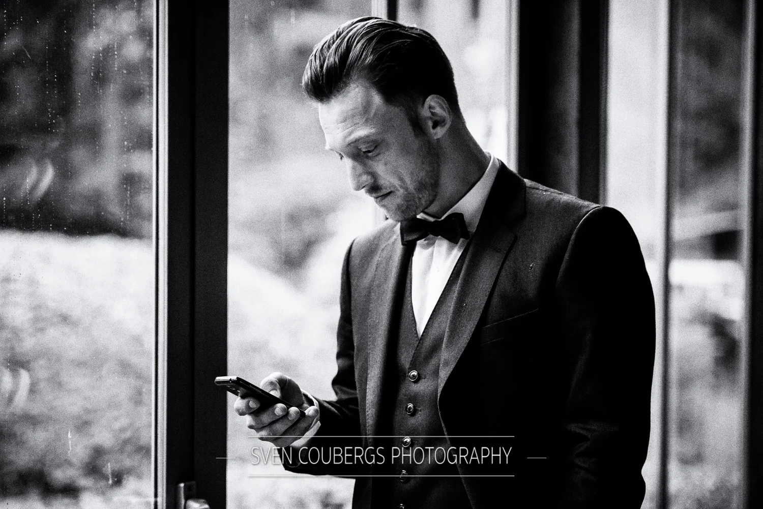 weddinggroomwaiting