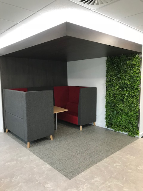 artificial green wall in office1.jpg