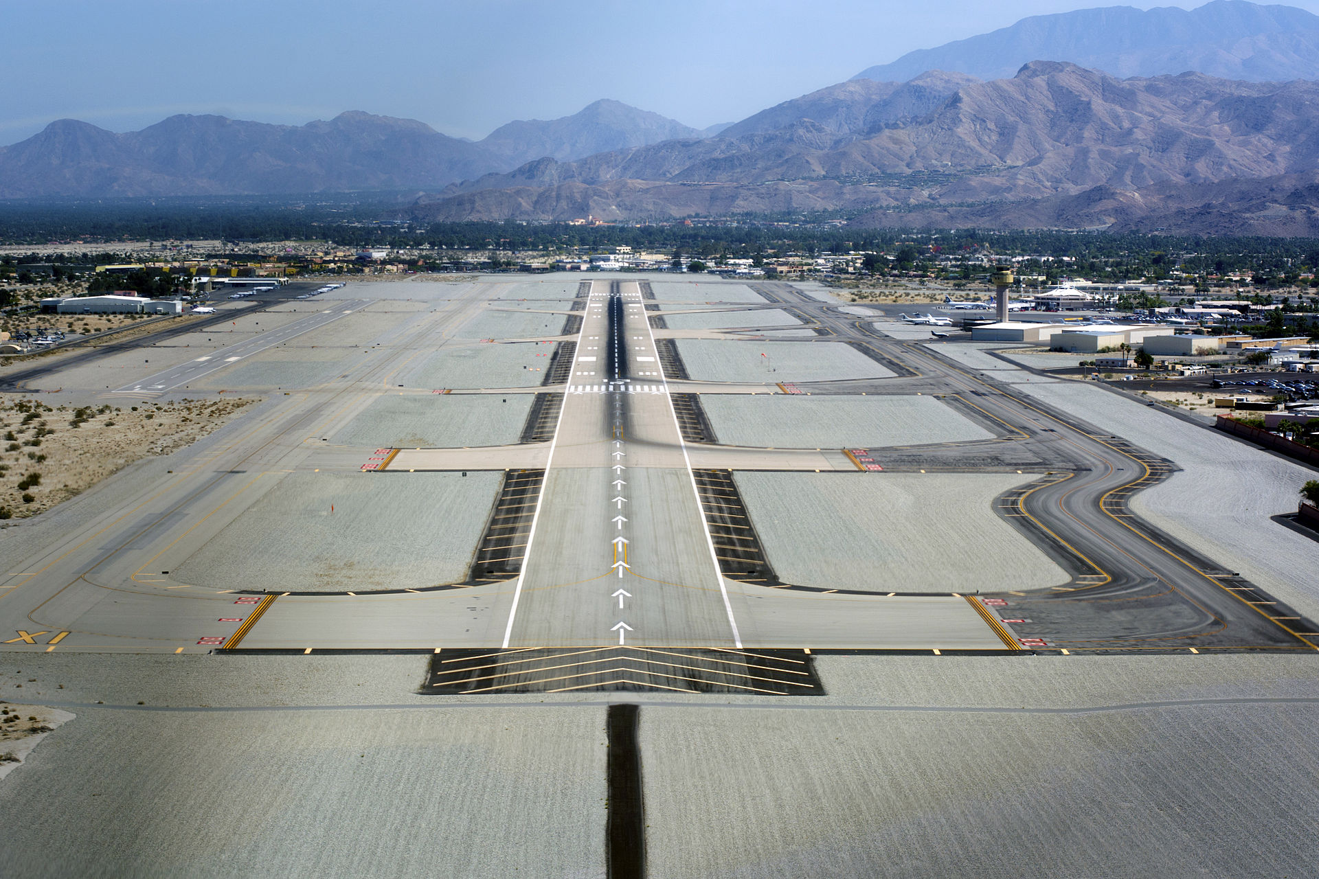 Palm_Springs_International_Airport_photo_D_Ramey_Logan.jpg