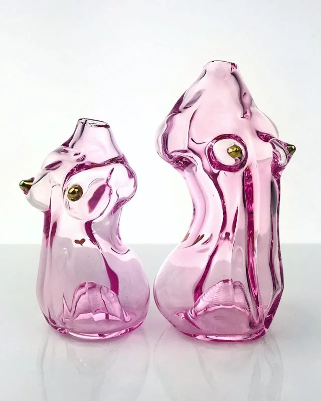 Happy V day! Even though this holiday is kinda wack, I thought it was proper to share these cute pink torso pipes. The smaller one on the left is the one-hitter and the left is a pipe with a carb. 💕 I&rsquo;m taking new orders now 🥳 much love #lady