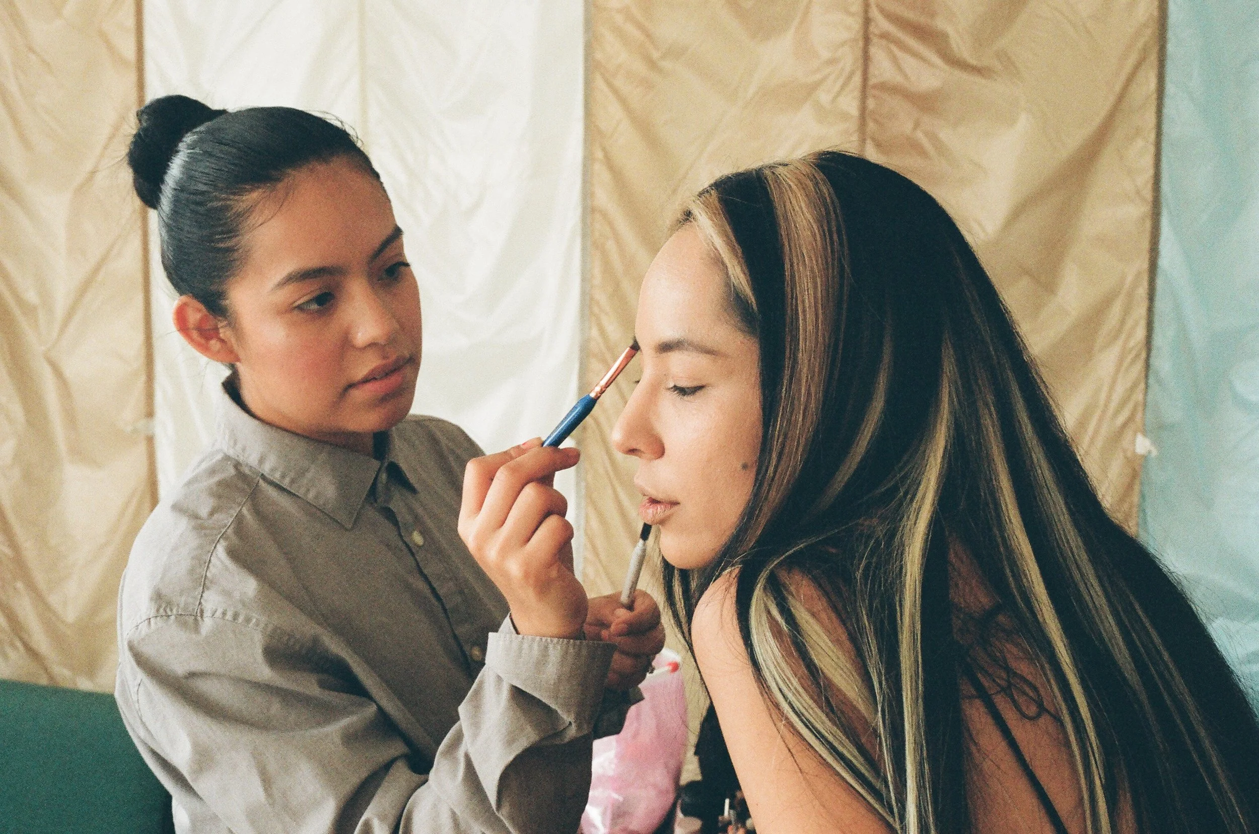makeup artist Jessica Monzalvo + Elizabeth De La Piedra | photo by Desir é e Jones @elleinadsenoj