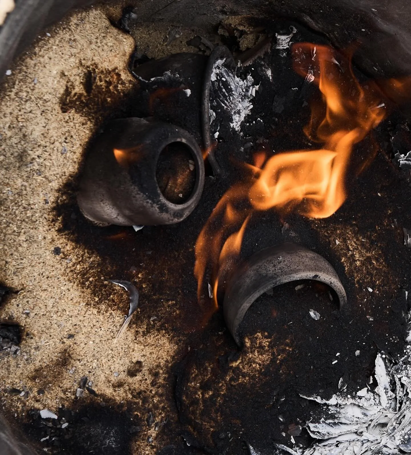 I&rsquo;m months late in posting about the amazing smoke firing workshop with @chigamanyasha held at @hand.thrown this summer. 

A totally new process for me- I learned so much. Hours and hours of love went into burnishing each vessel. I&rsquo;m amaz