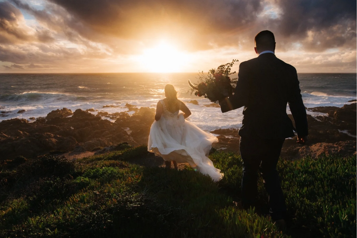 62_KBelope-640_adventurous_blooms_elopement_bigsur_extravaganza_big_sunset_elopementphotographer_zoe_wandering_burchard_romantic_adventure_sur_photographer.jpg