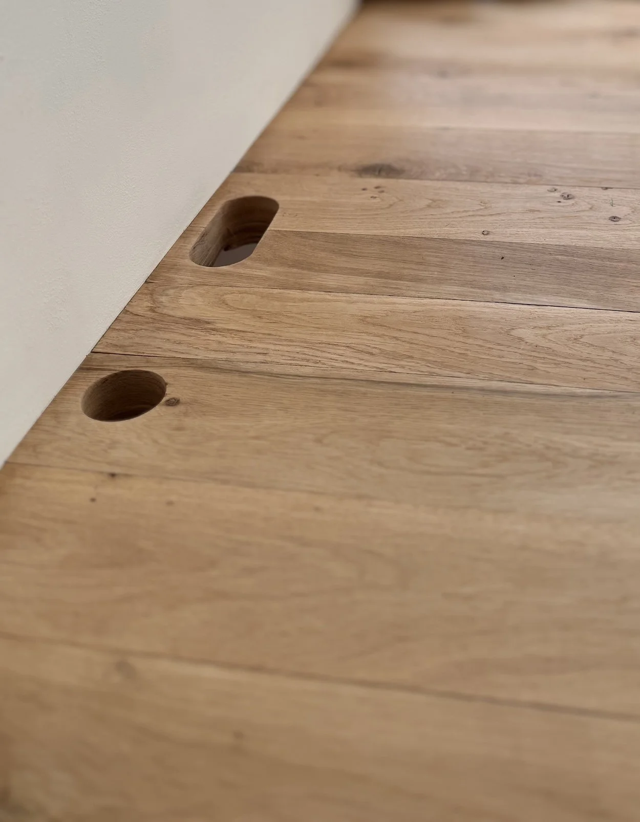 Made from carefully selected solid oak, this piece of furniture truly highlights the unique natural grains of the wood.