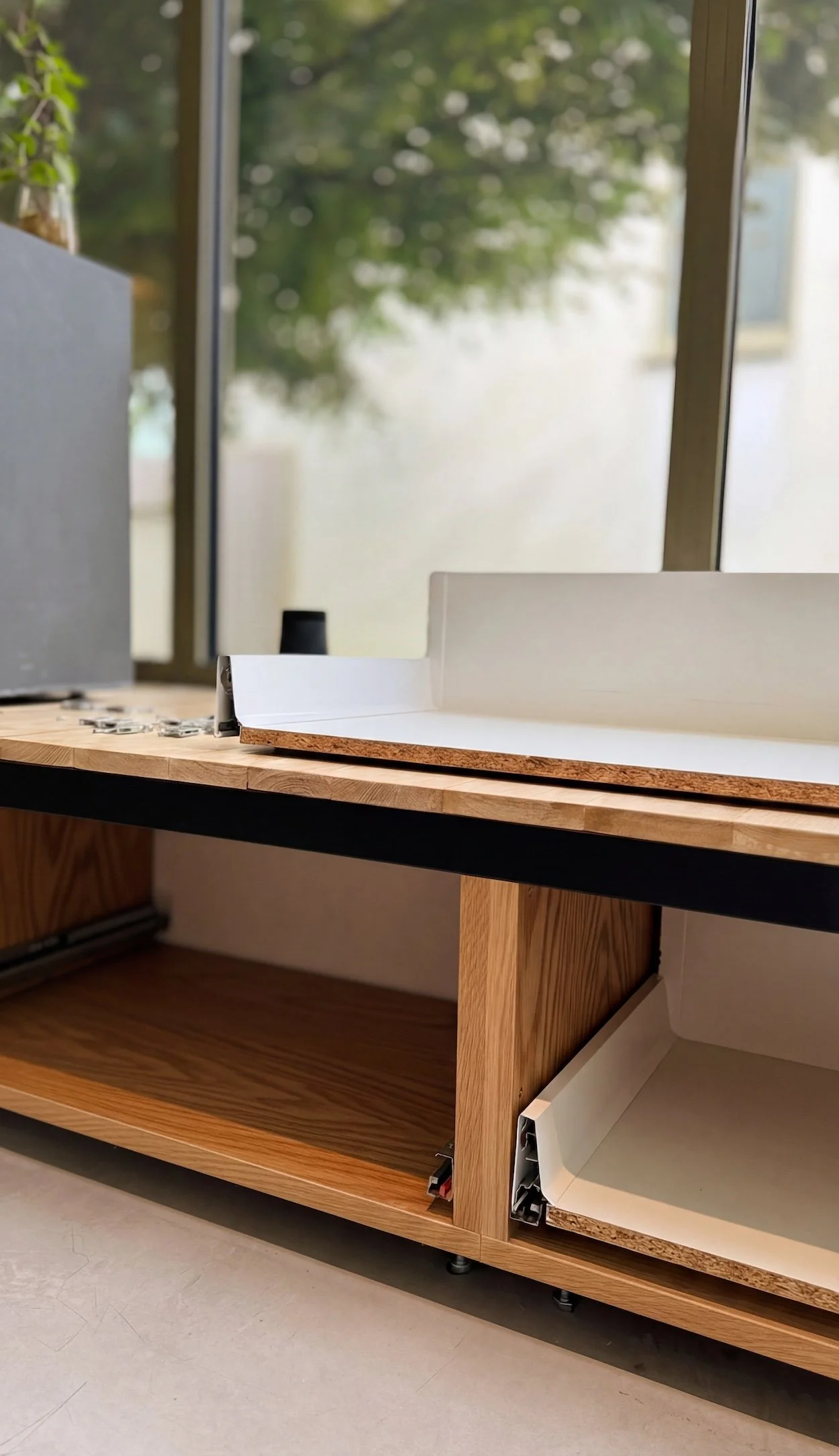 In addition to its functionality as an extra seat, this bench can also serve as a stand for decorative objects or plants and includes large storage drawers.