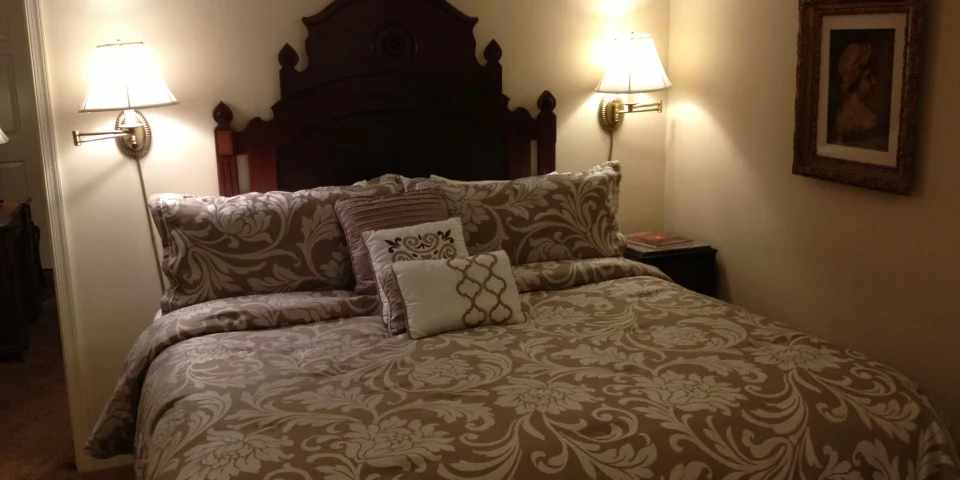 Gibson's Lodgings Lauer House King Suite