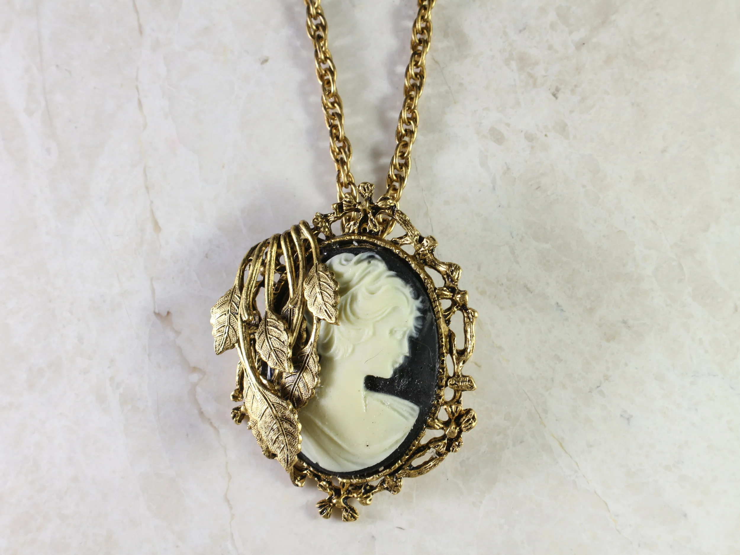 Jewelry Lovers Cameo Locket, N274