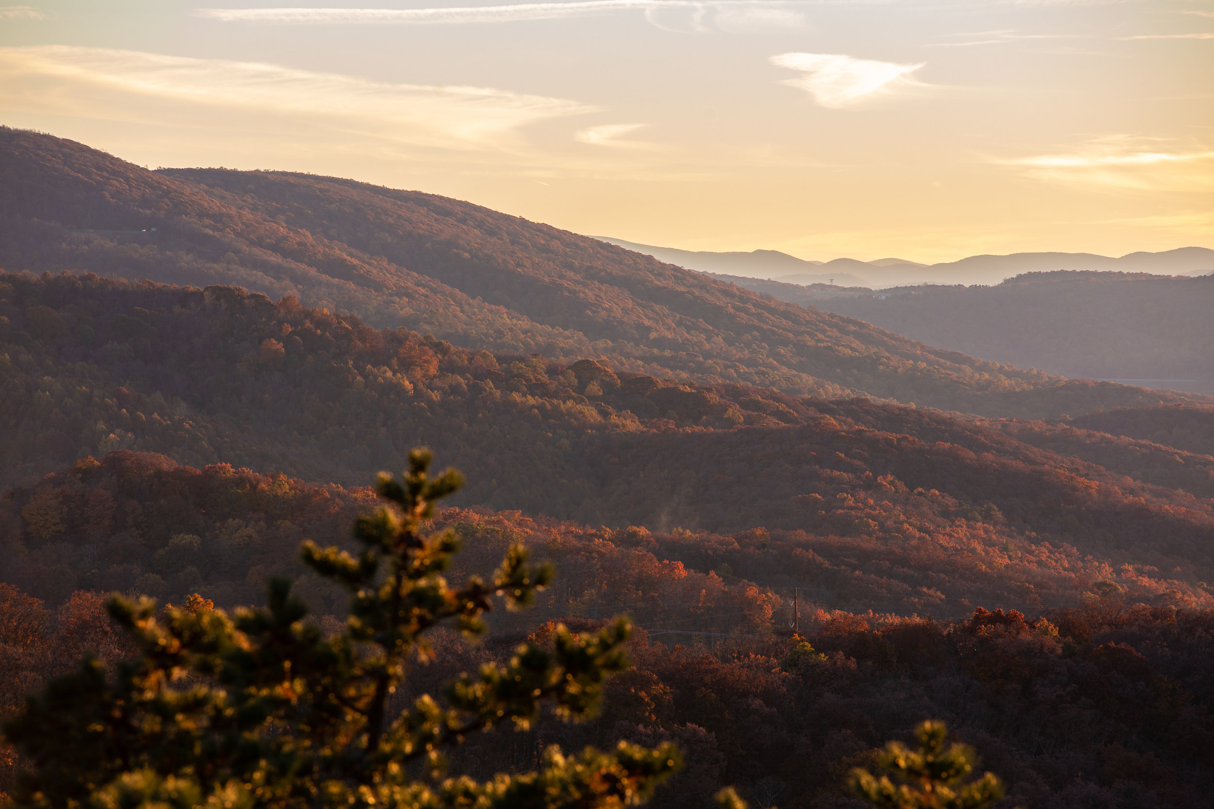 Shenandoah-National-Park-blue-ridge-parkway-day-mountains-afternoon-haze-layers-distance-texture-trees-fall-sunset-evening-calm
