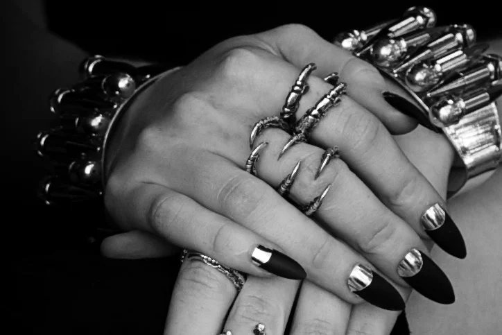 Sapphire wears Symmetria Rings (2013). BTS Blacklog #56. Stylist: Kymberly Louise.