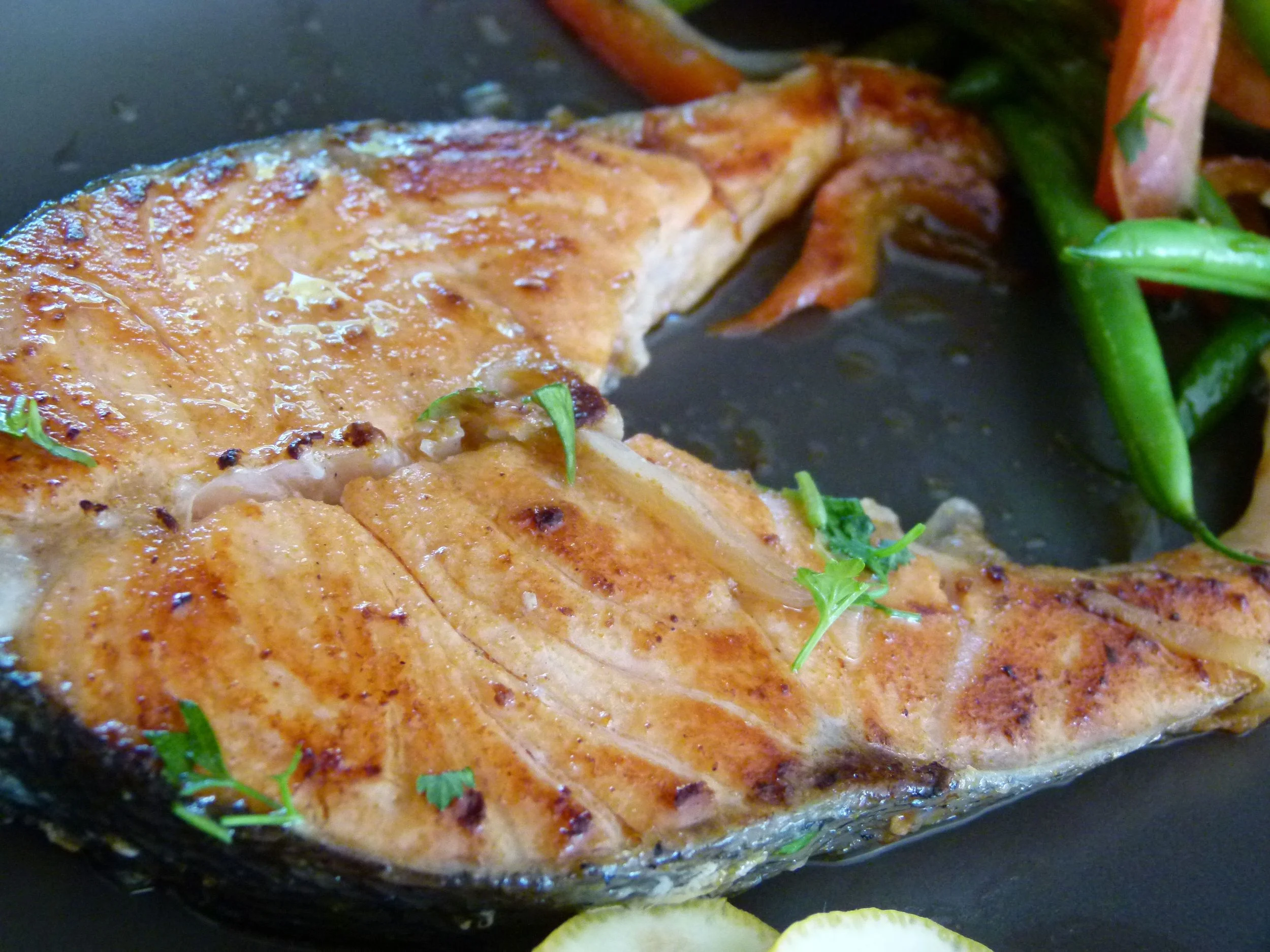 Salmón con sabores del sudeste asiático