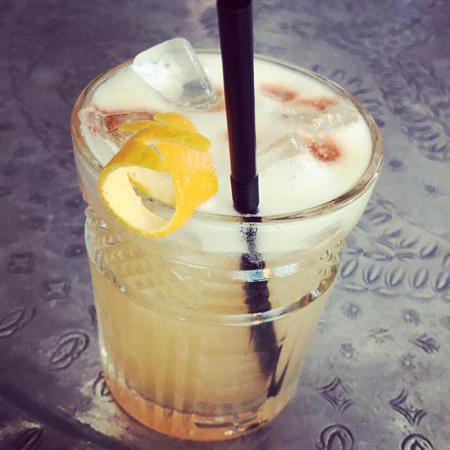 When life gives you lemons 🍋make #whiskey sours 😜✌🏻#cocktailsofinstagram