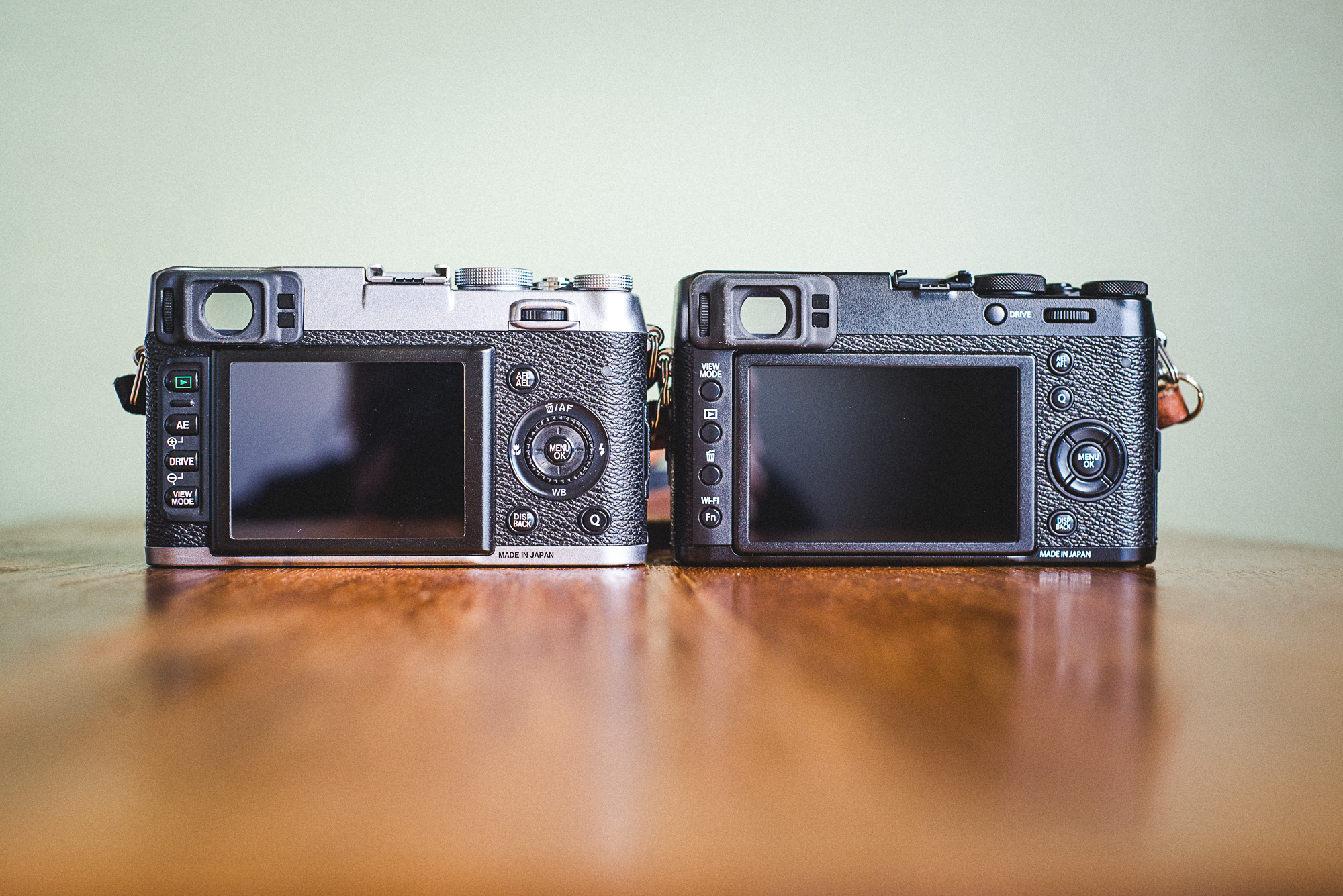 Left : X100S Right : X100T