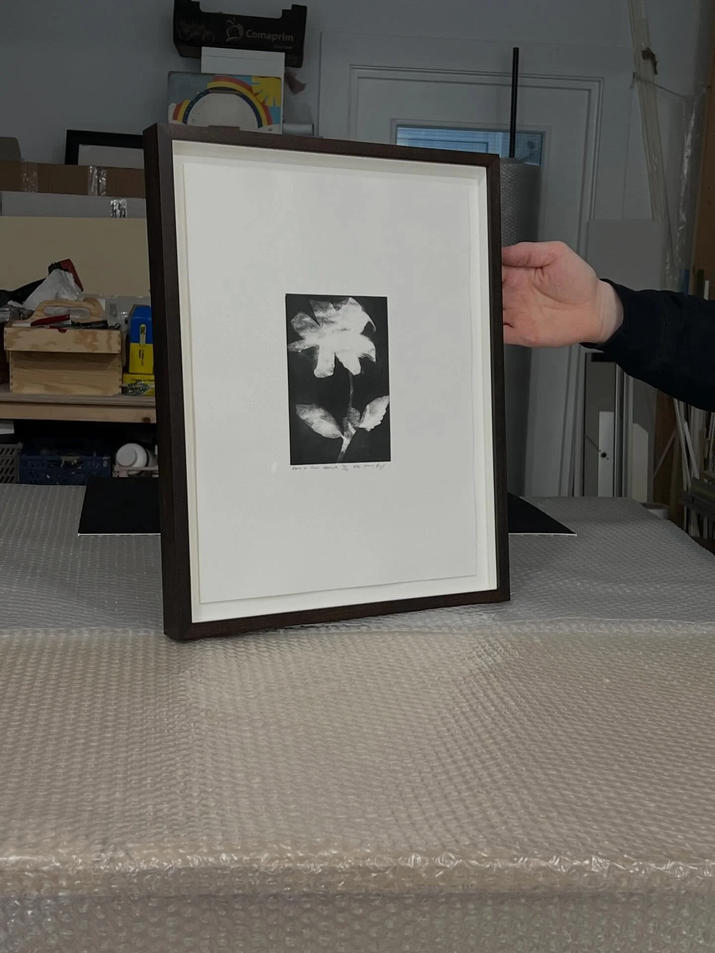 ✨ This Dan and Huw Dahlia etching was beautifully framed in the oak-stained frame just in time for Christmas and is now on its way to its future home. ✈️🌎

I&rsquo;m scheduling framing for all works up until the Spring Equinox, so this Christmas bre