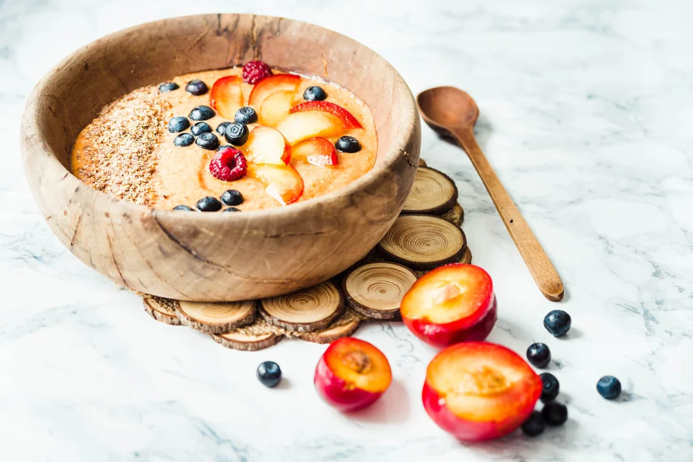 Smoothie bowl with raw foods | Shutterstock