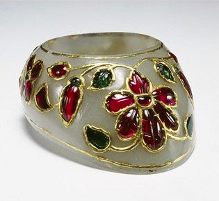 1650. Thumb rings of this type were originally used in archery as a way of releasing the bow-string accurately without injuring the hand. Thumb rings made with precious materials became objects of royal status in the Mughal courts of India. Photo: V&A