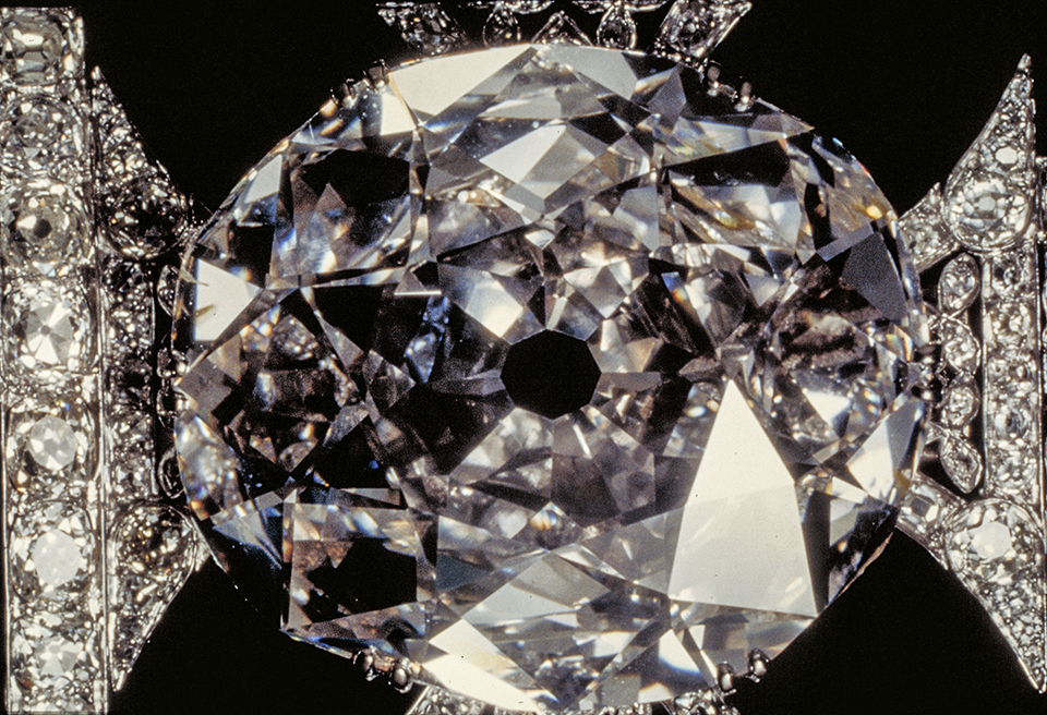 Koh-i-noor is one of the most celebrated Indian diamonds and perhaps the best-known. A modified oval brilliant cut, the 105.60 ct diamond is set in Queen Elizabeth the Queen Mother’s Crown. This is the name of the platinum crown that was designed for Queen Elizabeth, consort (or wife) of George VI, to wear at the Coronation of her husband in 1937. The Koh-i-noor is now on display in the Tower of London. Photo: Kenneth Scarratt. Courtesy: The Gemmologists, the Crown Jewels. Via GIA