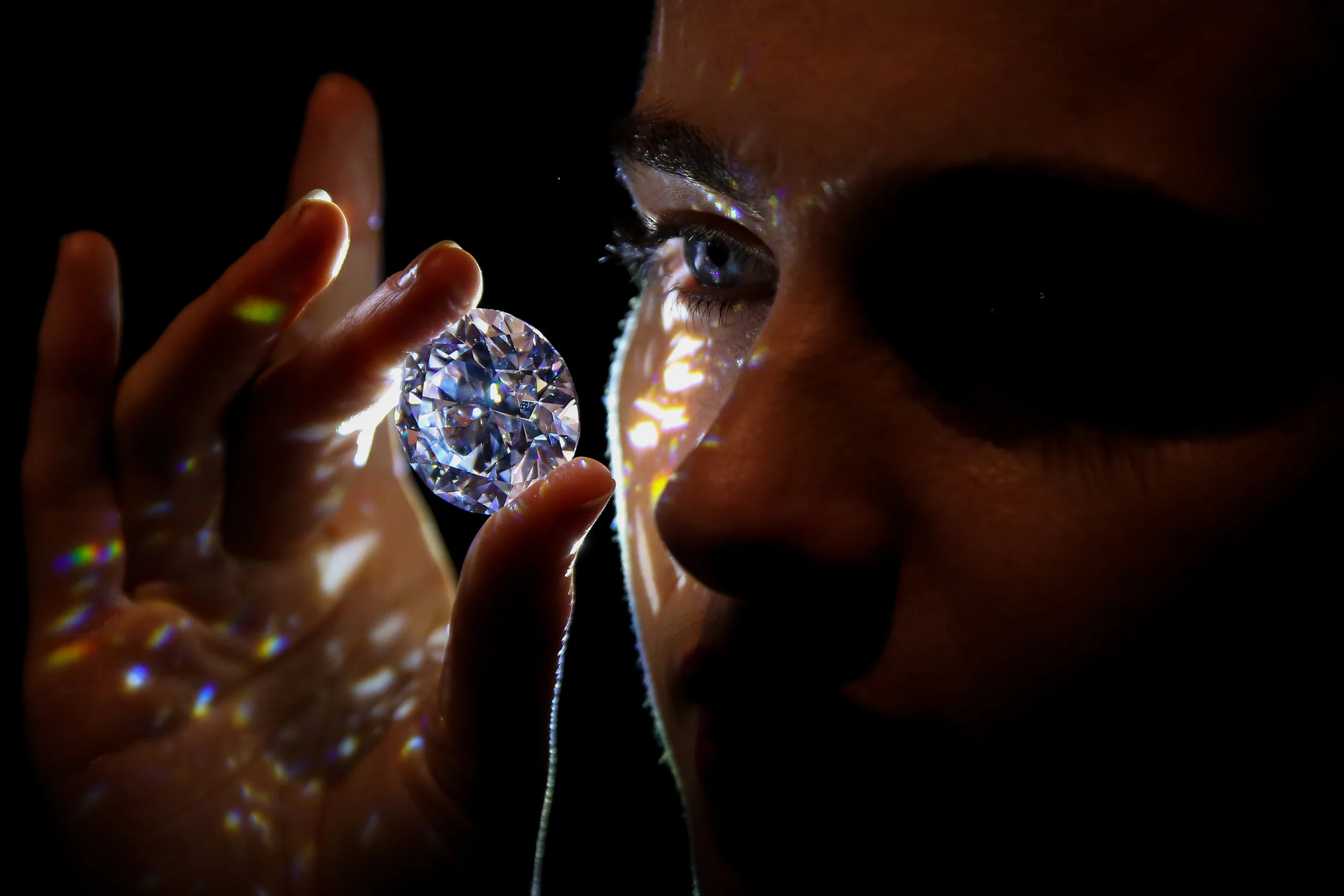 The largest D flawless, Type IIa, round brilliant diamond in the world. 102.34 carat. Image: (AP Photo/Alastair Grant) / Sotheby's / 2018