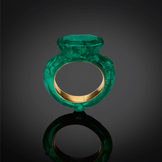 Ring. India, sixteenth century. Emerald, with gold sleeve. Image courtesy: Al Thani Collection