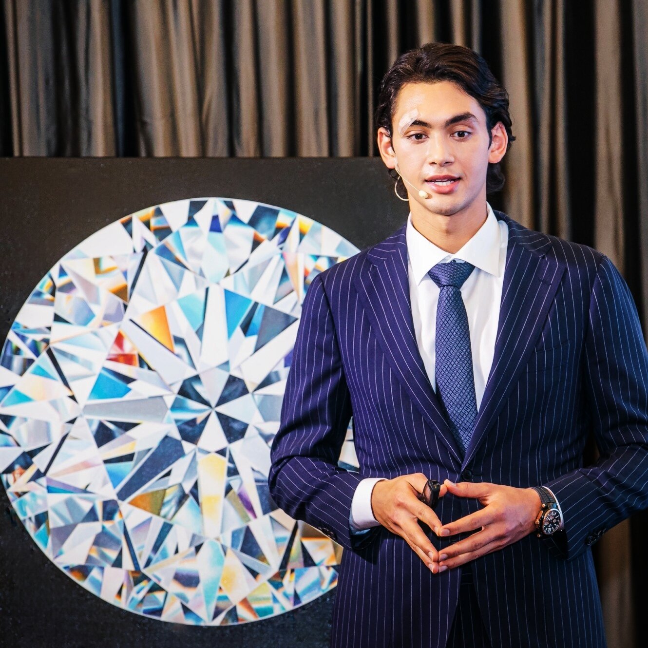  Jimmy Mouawad introduces the Mouawad Diamond Impact Fund at the Private viewing, with Reena’s painting as a perfect backdrop. 