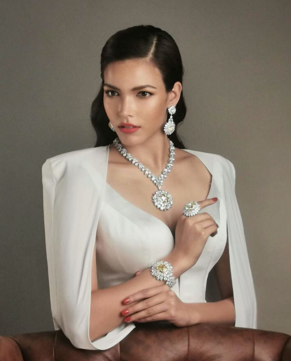  MISS UNIVERSE THAILAND, Fahsai Paweensuda wears the historic Mouawad Dragon diamond suite that Reena had the privilege to paint. It's the world’s largest Round Brilliant Fancy Vivid Yellow Diamond. The suit was unveiled at Mouawad Gala in Bangkok. 