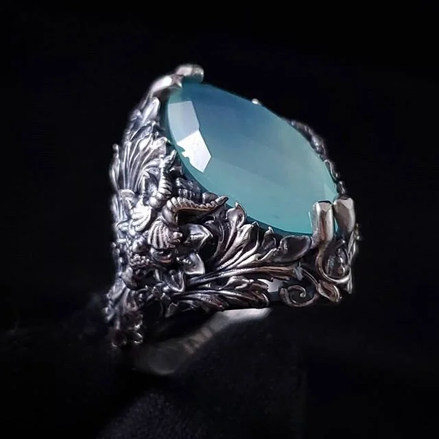 I figured with it being spring I would do a little Narcissus appreciation post 💙. This ring was inspired by the myth of Narcissus, with the central stone representing the pool Nacissus would gaze into to admire his reflection. Detailed foliage surro