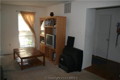 Here the living room. It's a bit of an awkward space, because it's pretty narrow and long. It has nice windows, though...
