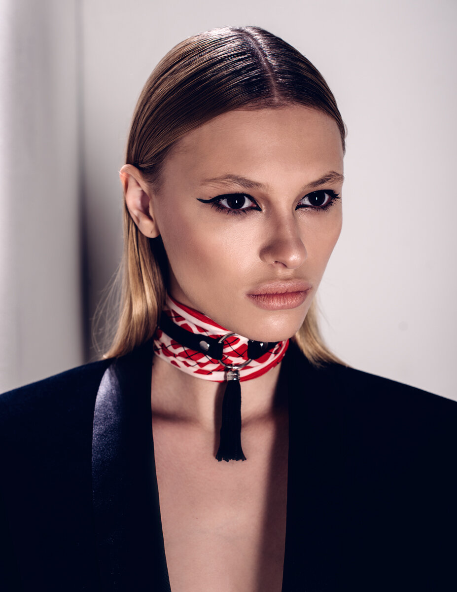 dominatrix-lera-scarf3web.jpg