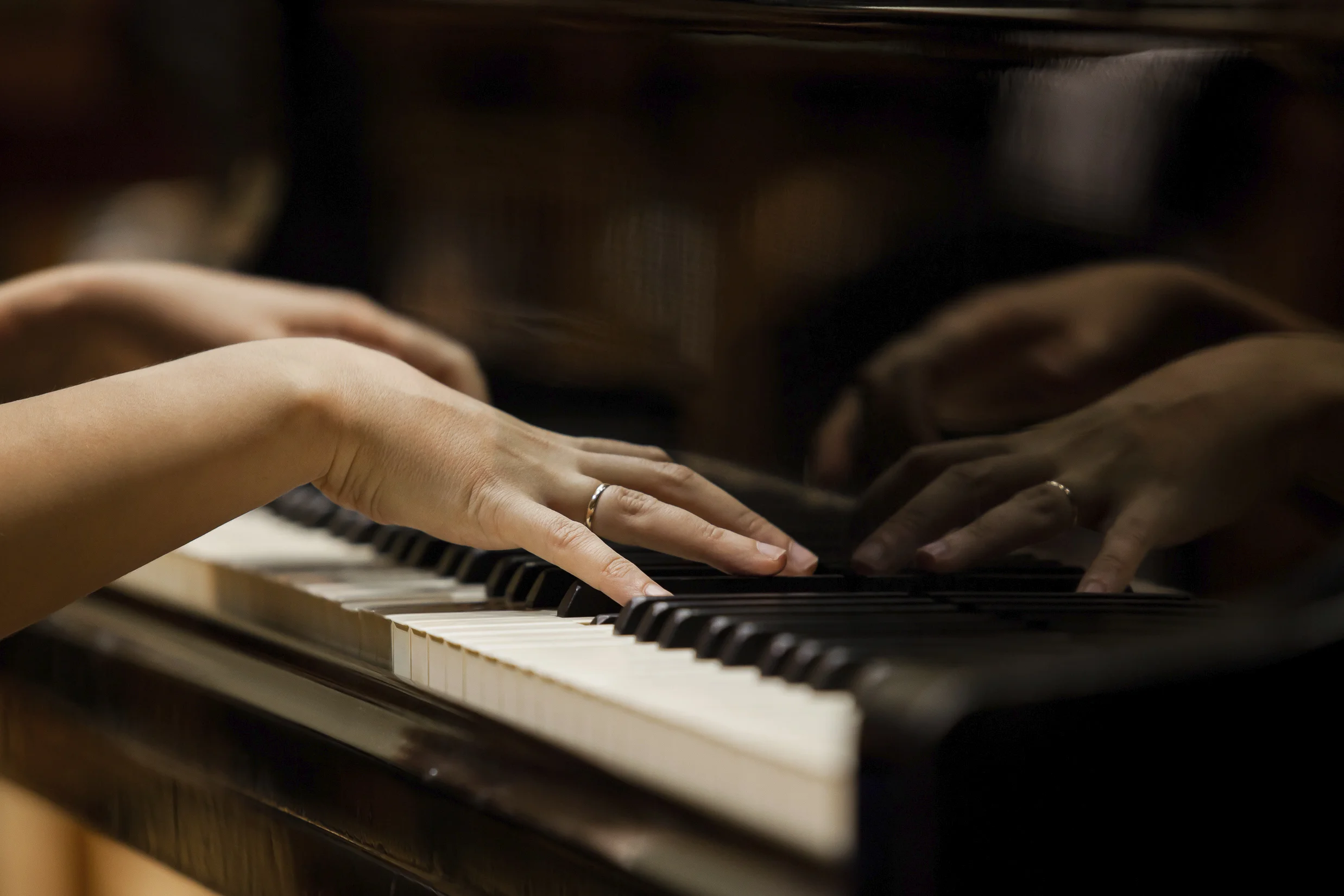 Смешной пианист. Руки пианиста. Человек за пианино. Пианист сердюк. Когда он играл на рояле.