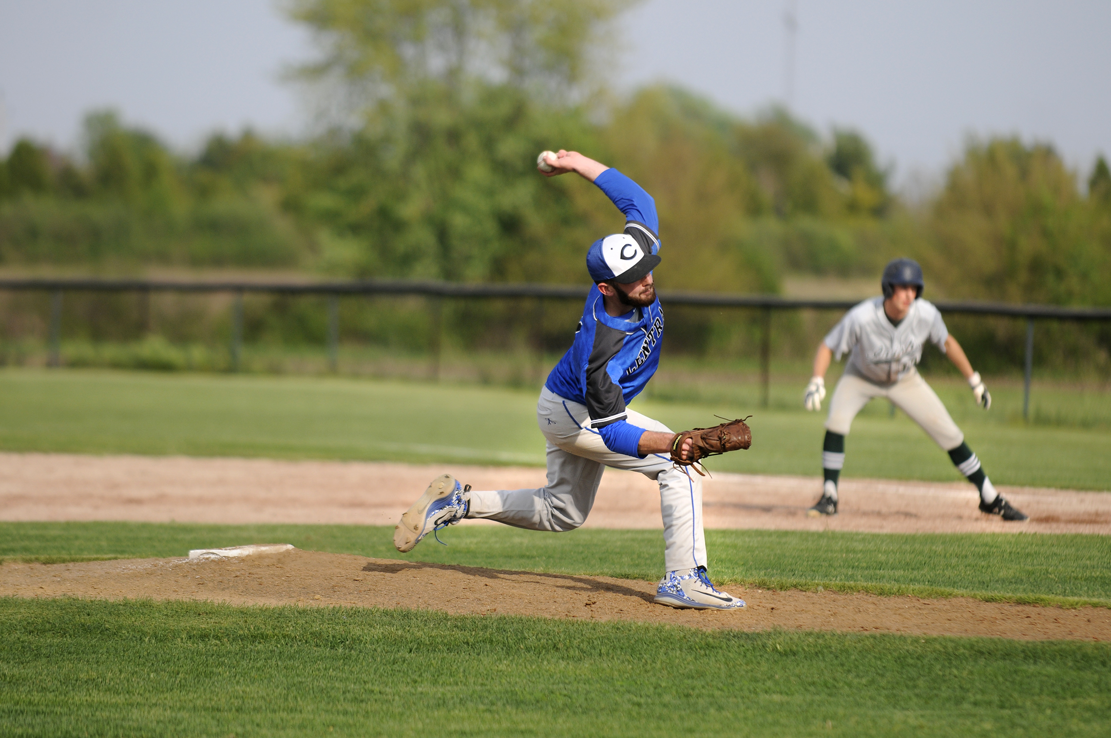  Clifton Central’s Dave Zell throws a pitch Monday during the game against Bishop McNamara. 