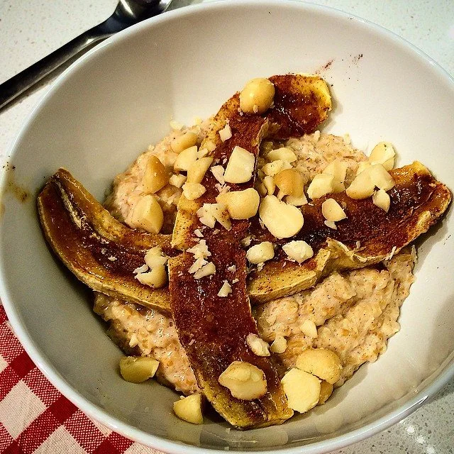&nbsp; &nbsp; &nbsp; &nbsp; &nbsp; &nbsp; &nbsp; &nbsp; &nbsp;Caramelised&nbsp;banana&nbsp;oats with vanilla, cinnamon and toasted macadamias
