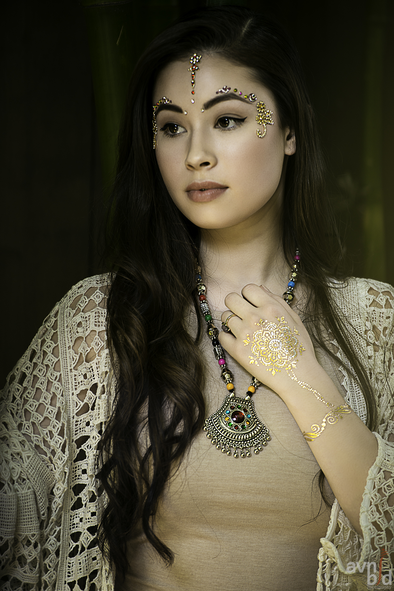 5. With bindis and bold jewelry at your favorite festival