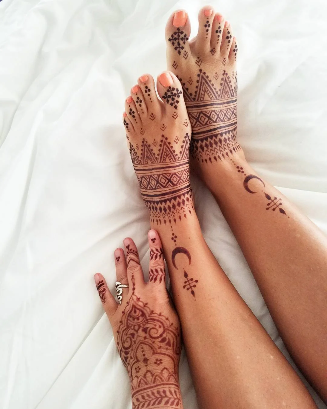 Henna on the hand, jagua-henna blend on the feet.