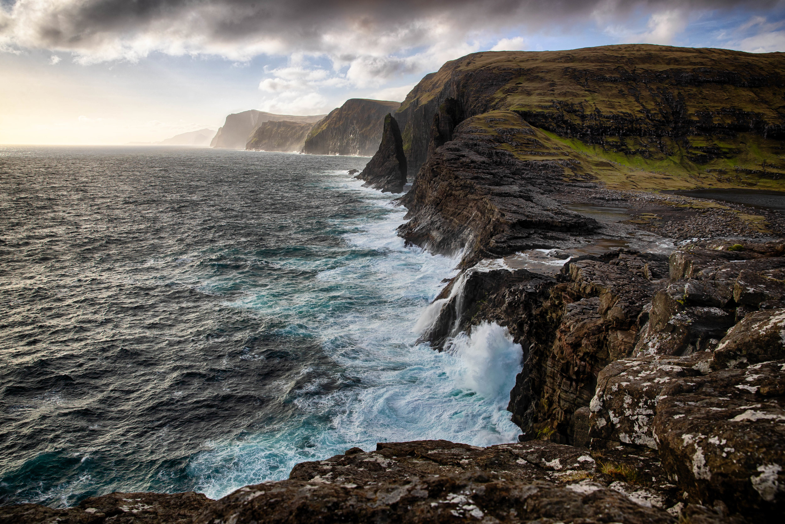 Берег высокая скала. Фарерские острова скалы. Исландия Фарерские острова. Фарерские острова Утес. Пляж Рейнисфьяра — Вик, Исландия.