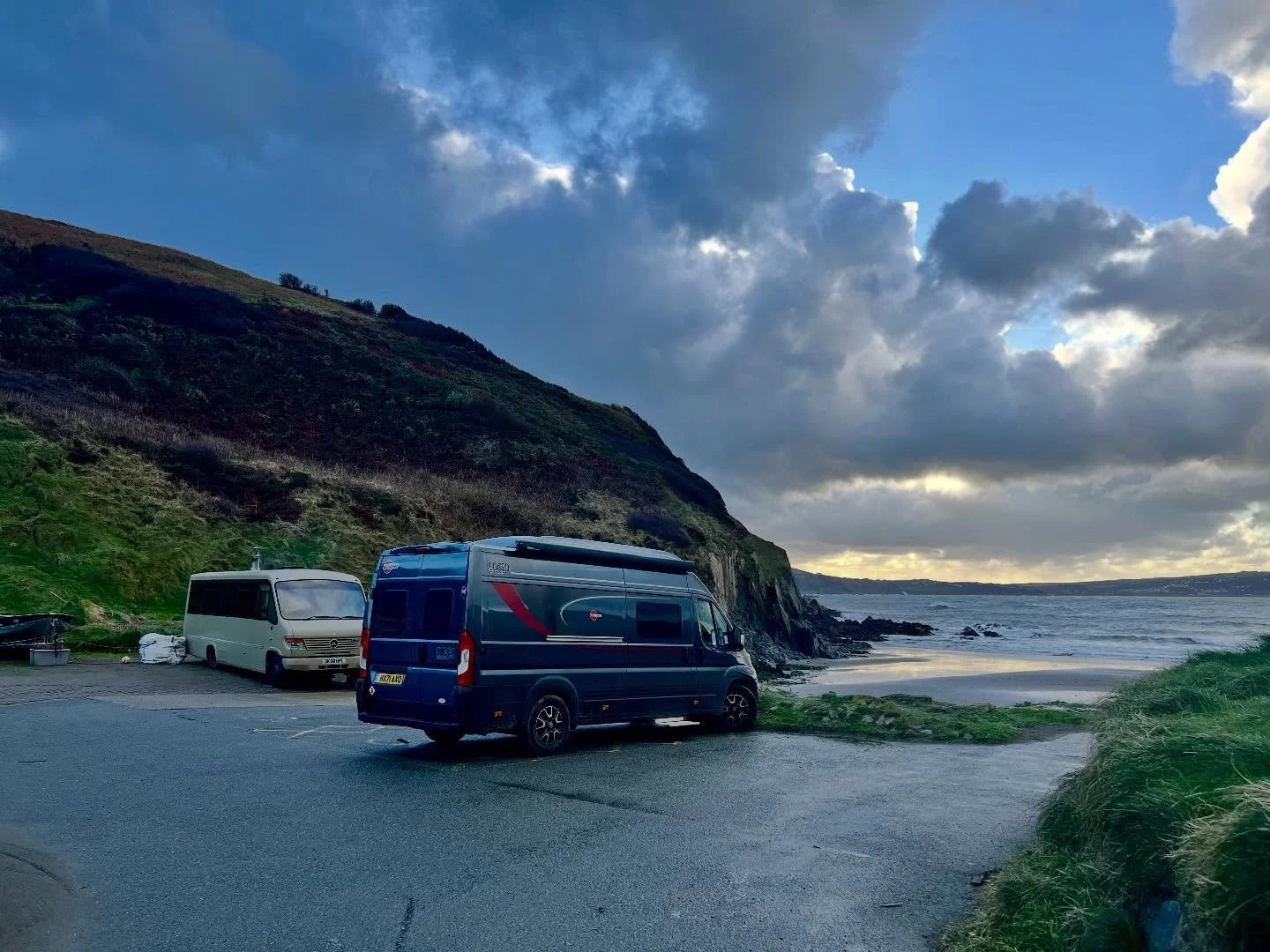 My home office for the next few days ! I have parked up at one of my favourite little beaches- with a mobile sauna van and a 16th century pub - and the sea&hellip;. I mean &hellip; No wifi except for in the pub so I am forced to work!