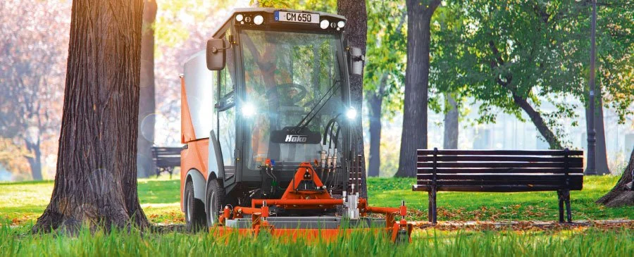Aussenreinigungsmaschine-citymaster-650-kehren-park-wiese.jpg