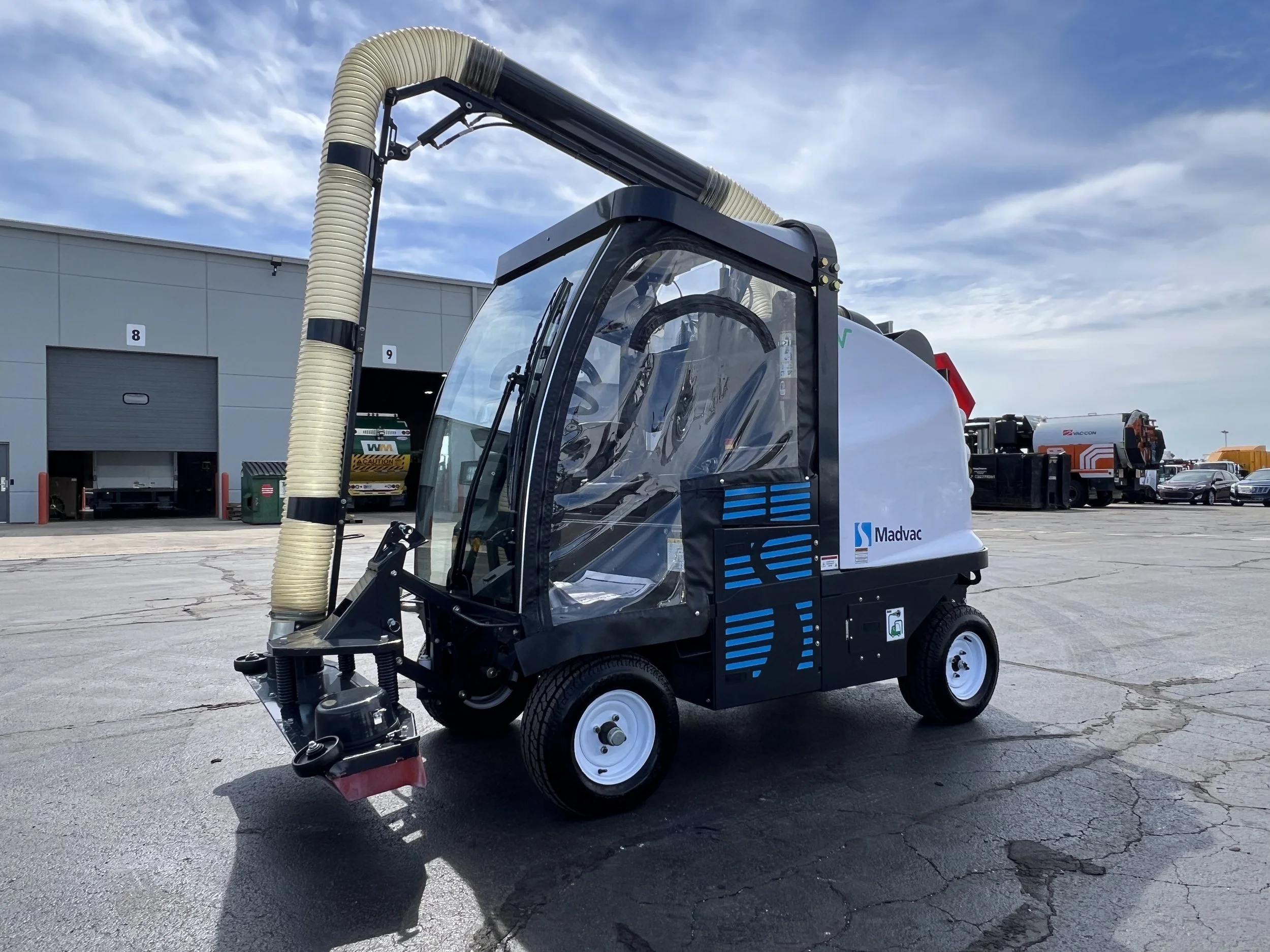 ID: 000004 I MADVAC LR50E 100% Electric Compact Litter Sweeper