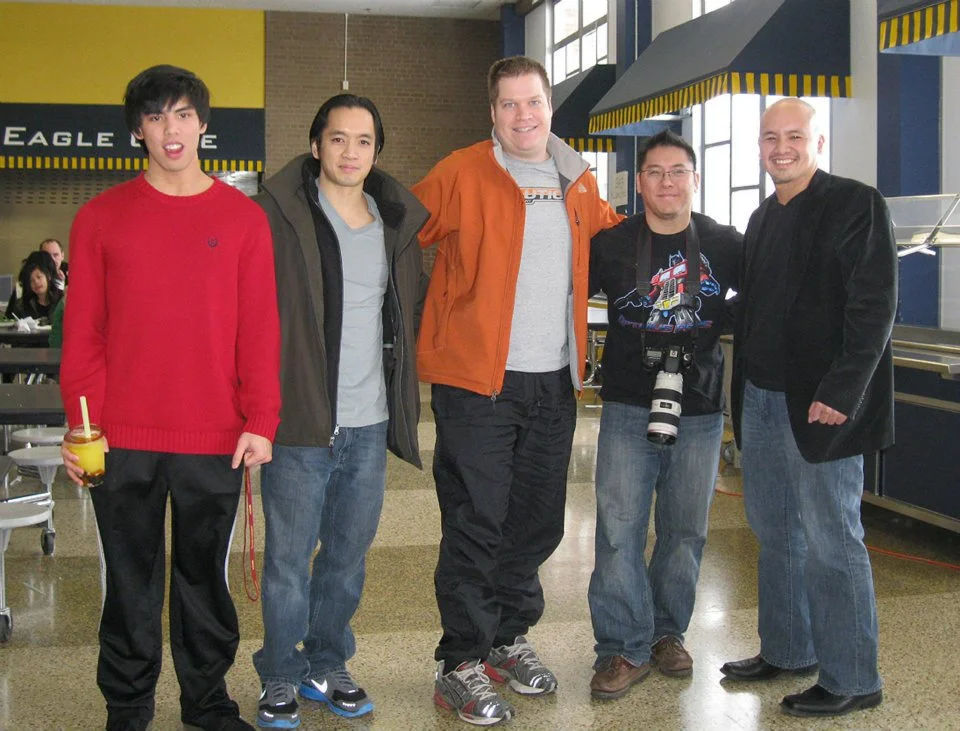 Guess the dumbass in this photo. Hint: he's the one with the Canon 7D around his neck.