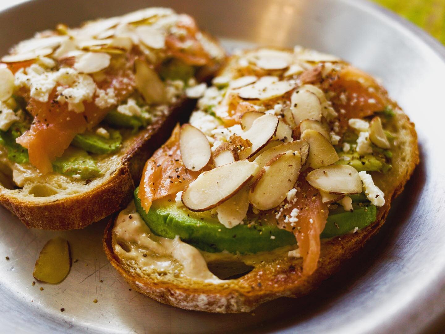 🥑Avocado toast with smoked salmon::
Rosemary Aioli, avocado, smoked salmon, feta, almonds!