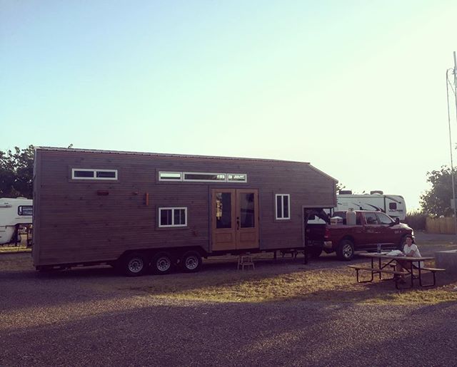 Our first stay in an RV park with the #BestNest. We've already given over 3 tours of the tiny house today. One of them included a few excited border patrol officers at the New Mexico/Texas Border checkpoint ✌🏼️👮🏽😀
#tinyhouse #alwaysbeopen #hospit