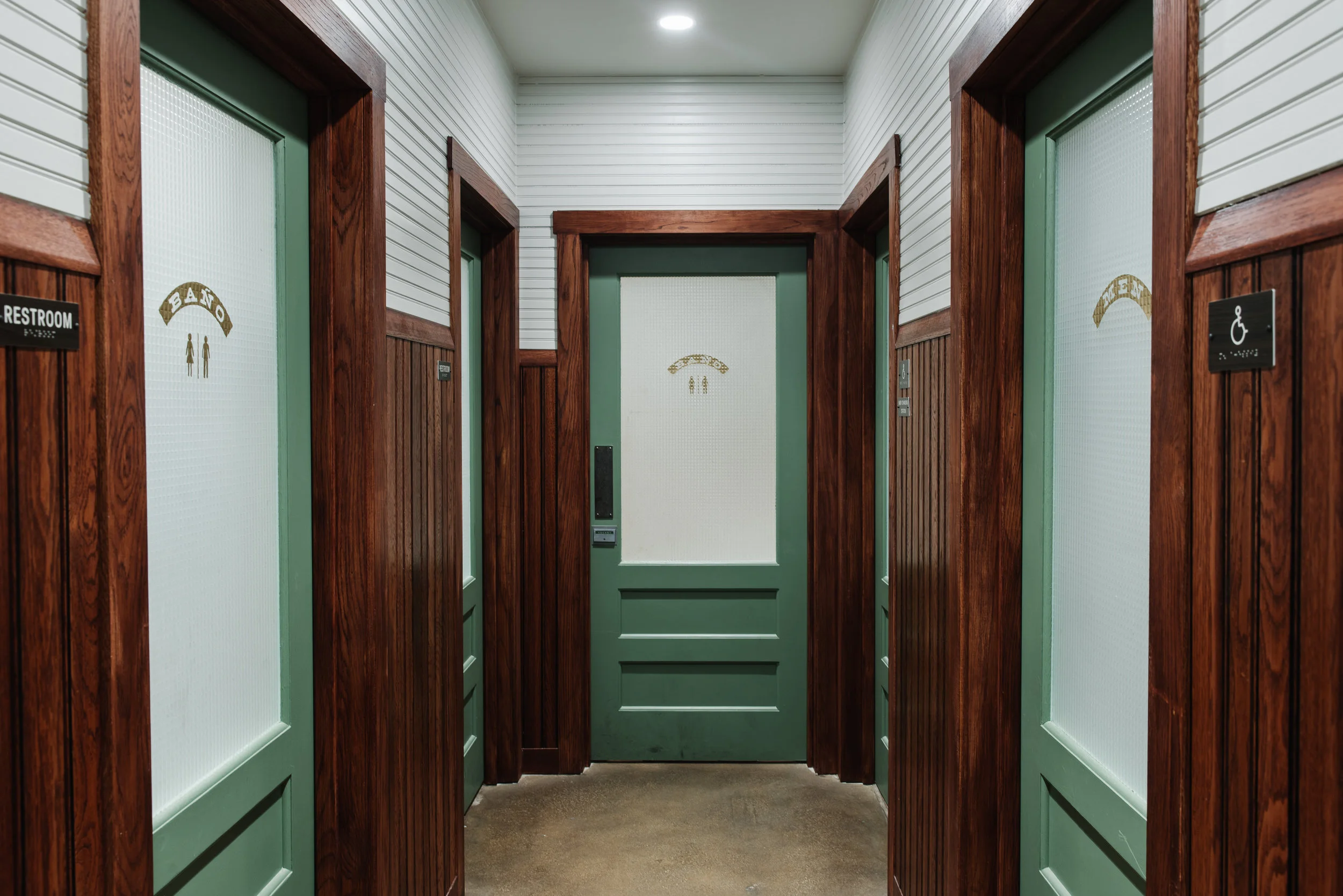 El Felix | Smith Hanes. Restroom Hallway