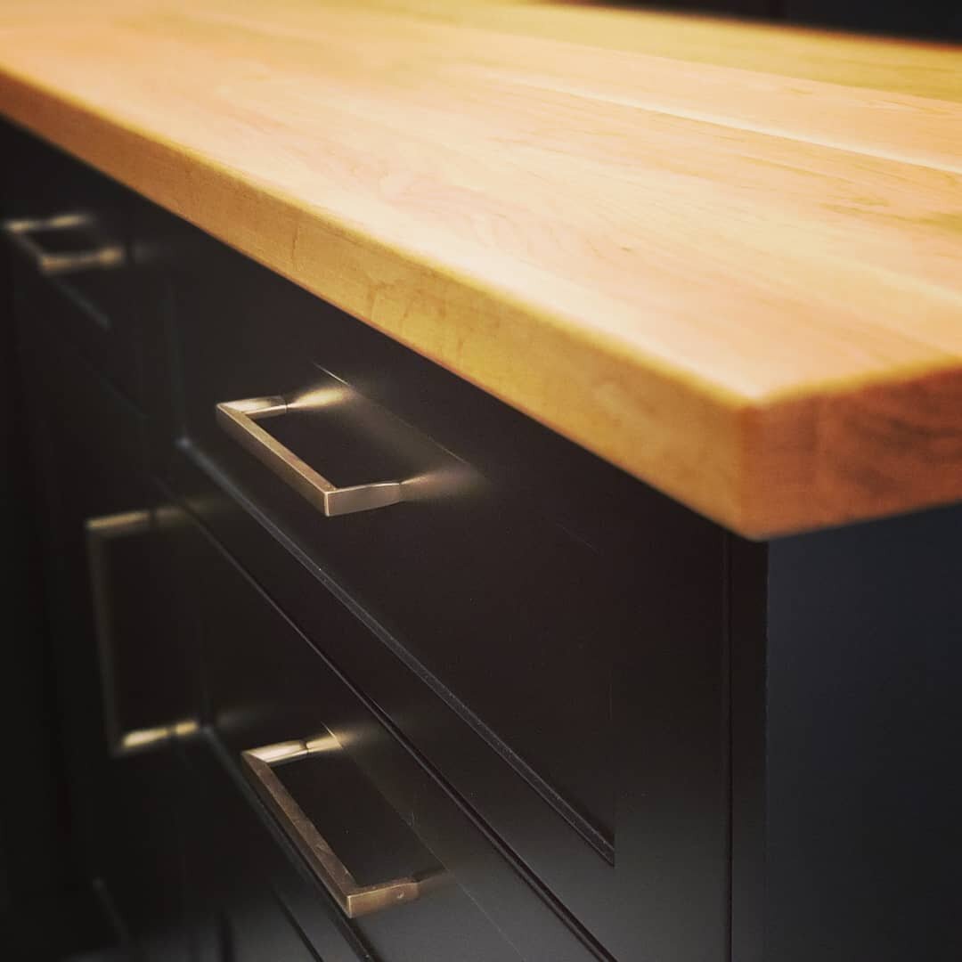 Black lacquered fronts, waterproof Caribou white oak counters, concrete floors, and gold handles. The newest addition to our showroom display collection.
.
Drop by the showroom for a look-see and a coffee. #kitchensdesignedforlife #custommillwork #ki