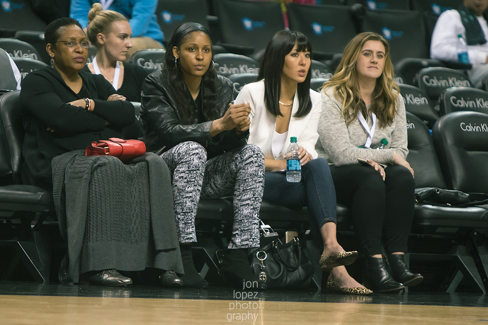 A armadora do Minnesota Lynx e atleta da Jordan Brand, Maya Moore, senta-se ao lado da quadra durante o jogo inaugural do Jordan Brand Classic para meninas. 