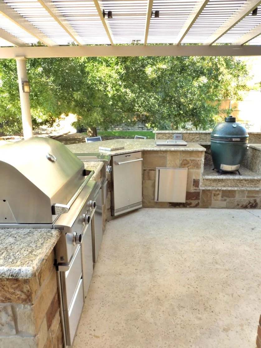 Outdoor Kitchen with Granite Counters and Accents