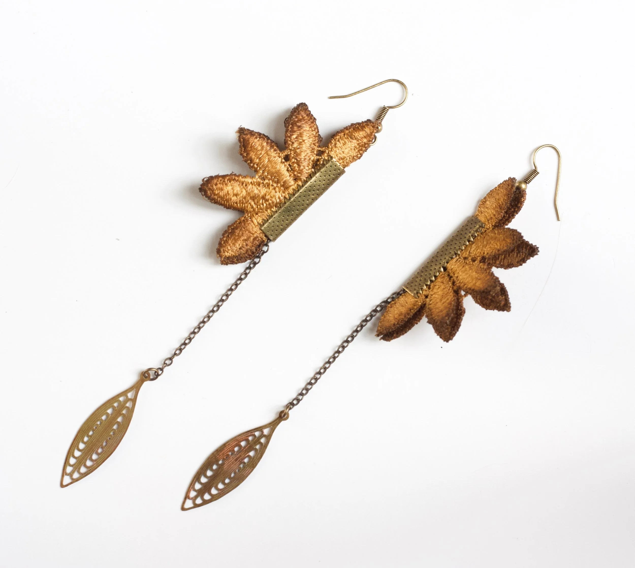 Pendulum lace earrings