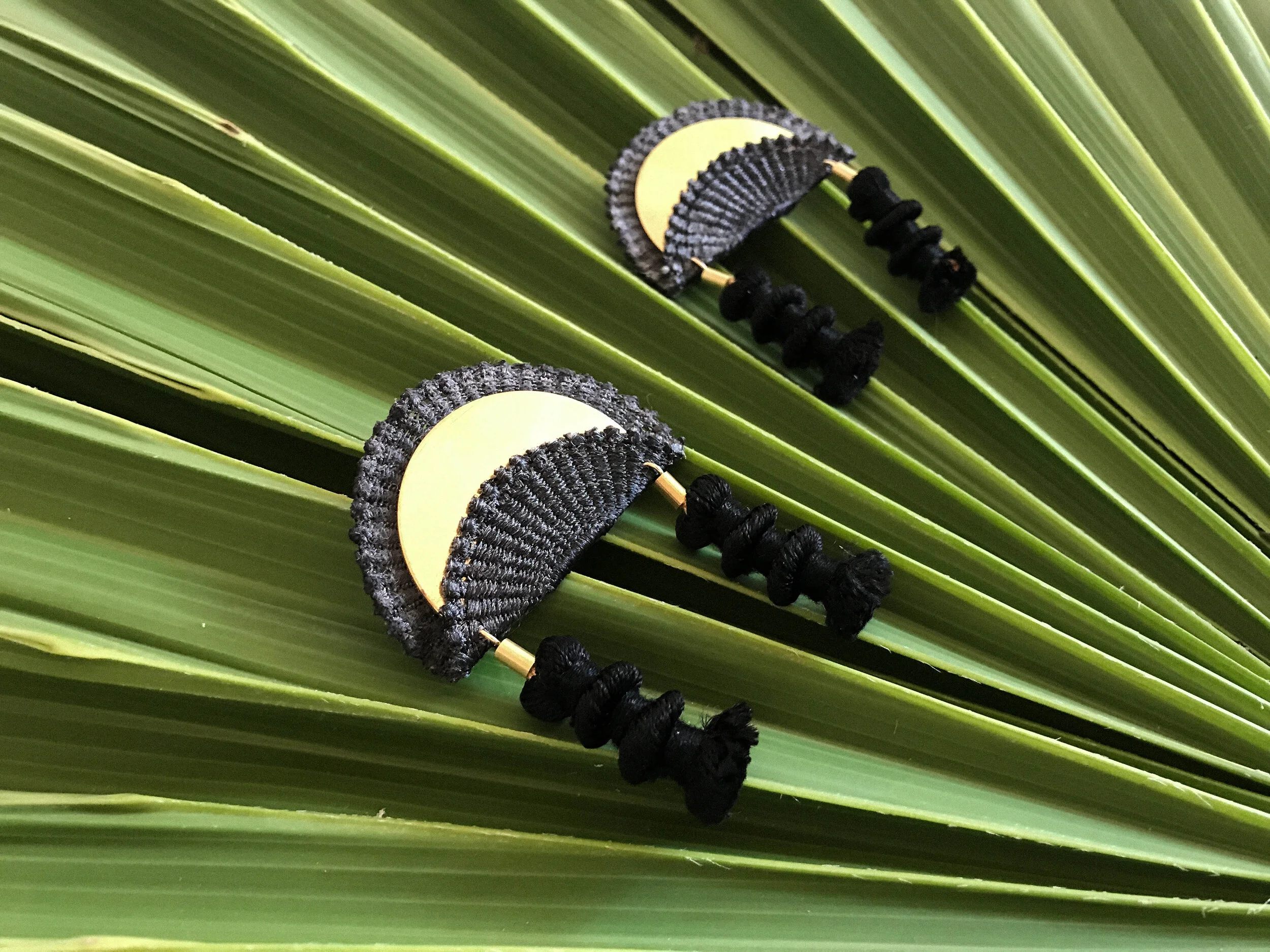 Ripple effecton palm black.jpg
