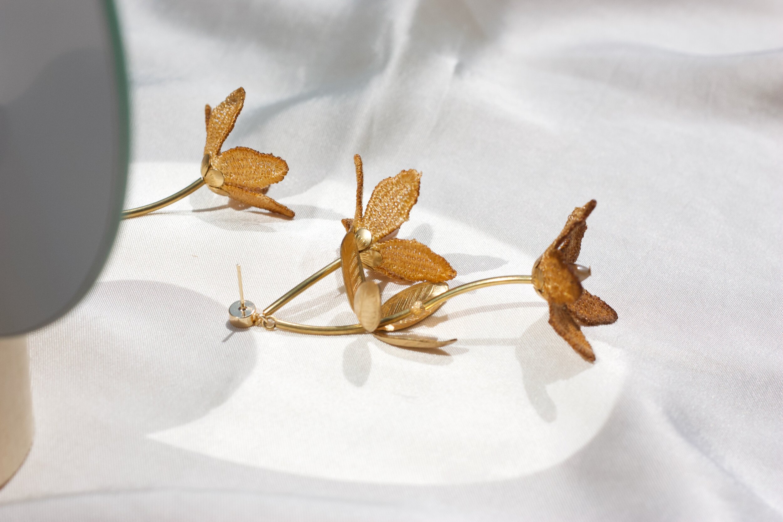 a ochre and mirror close.jpeg