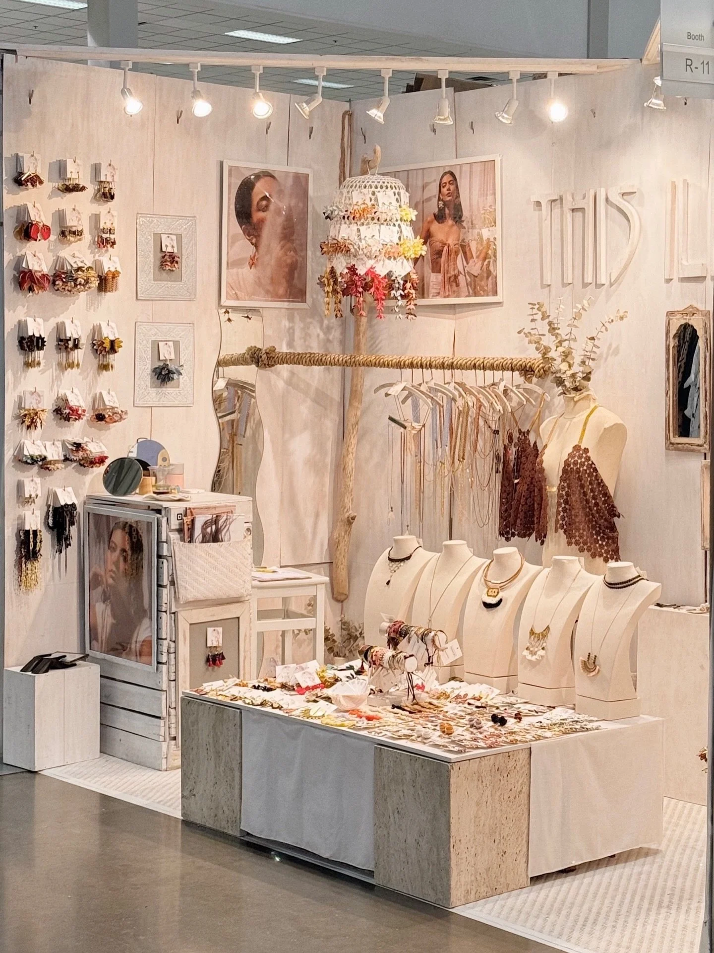 Today is a crazy one&hellip; every year, I find myself scrambling on the 20th of November to prepare for / drive to / set up @ooak_toronto. But it&rsquo;s less than ideal.

Fun fact :

 I, Tamara, designer, maker and owner of this account happen to a