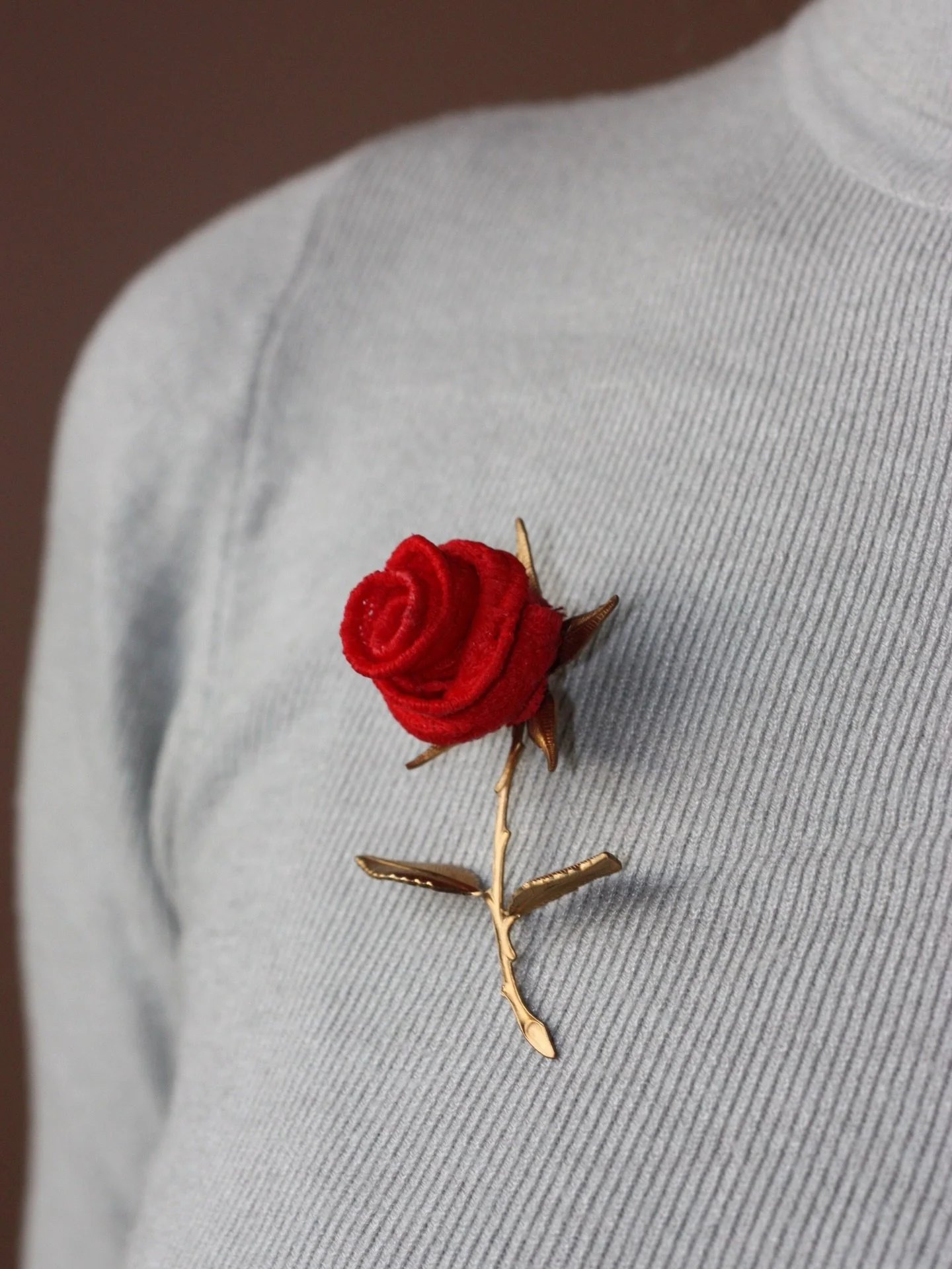 You have met the La Rose brooch 🌹&hellip; but how do you feel about a Lily and a Carnation as well?! 

Coming soon&hellip; possibly in time for your Valentine outfit.

#redrose #redrosebrooch #broochbouquet #flowerart